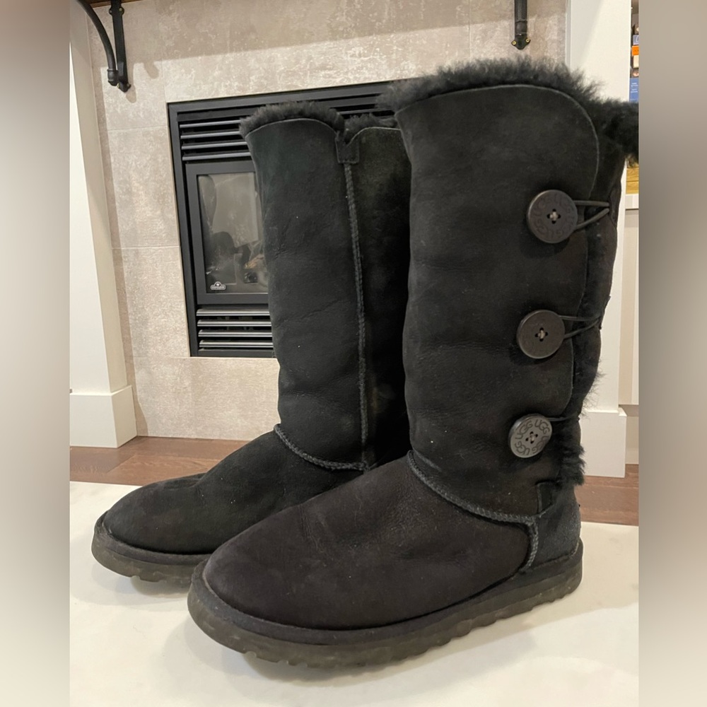 UGG Bailey Button Triplet Boot in black, size 9